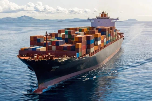 Konténerhajó áru szállítás közben Containerschiff mit gestapelten Frachtcontainern auf offener See